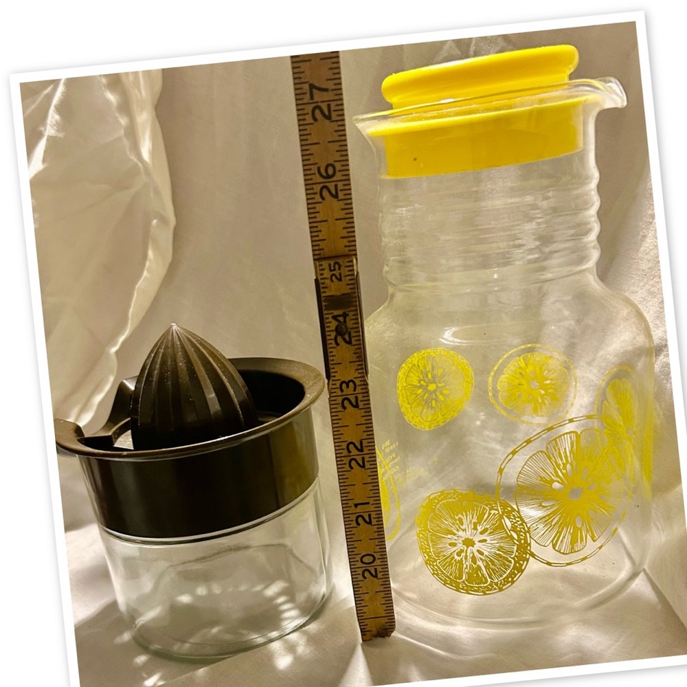 Classic Juicer & Pitcher Set with Yellow and Black Accents - Picture 2 of 4